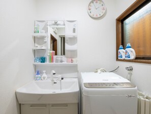 Baignoire et douche séparées, articles de toilette gratuits