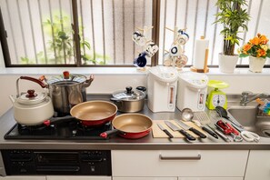 Lemari es, microwave, kompor, dan peralatan masak/sendok-piring