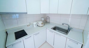 Habitación Deluxe (22 PY) | Cocina básica privada | Frigorífico, microondas, placa de cocina y hervidor eléctrico