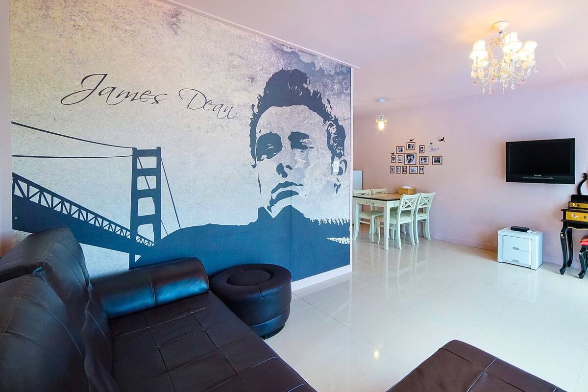 Deluxe Room (22 PY) | Living area | Flat-screen TV, heated floors