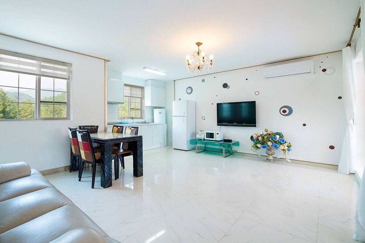 Business Room (30 PY) | Living area | Flat-screen TV, heated floors