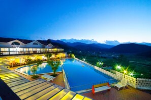 Front of property - evening/night - Yangyang Hillstar Pension (Yangyang)