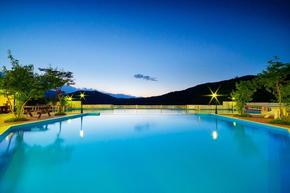 Piscina con borde infinito