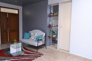 Economy-Apartment, 3 Schlafzimmer | Wohnbereich | Flachbildfernseher