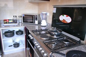 Apartamento econômico, 3 quartos | Cozinha privada | Geladeira grande, micro-ondas, fogão, cooktop