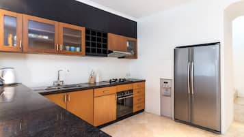 Refrigerador con congelador, horno y parrilla de estufa