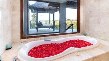 Tina y regadera independientes, secadora de cabello, toallas, jabón