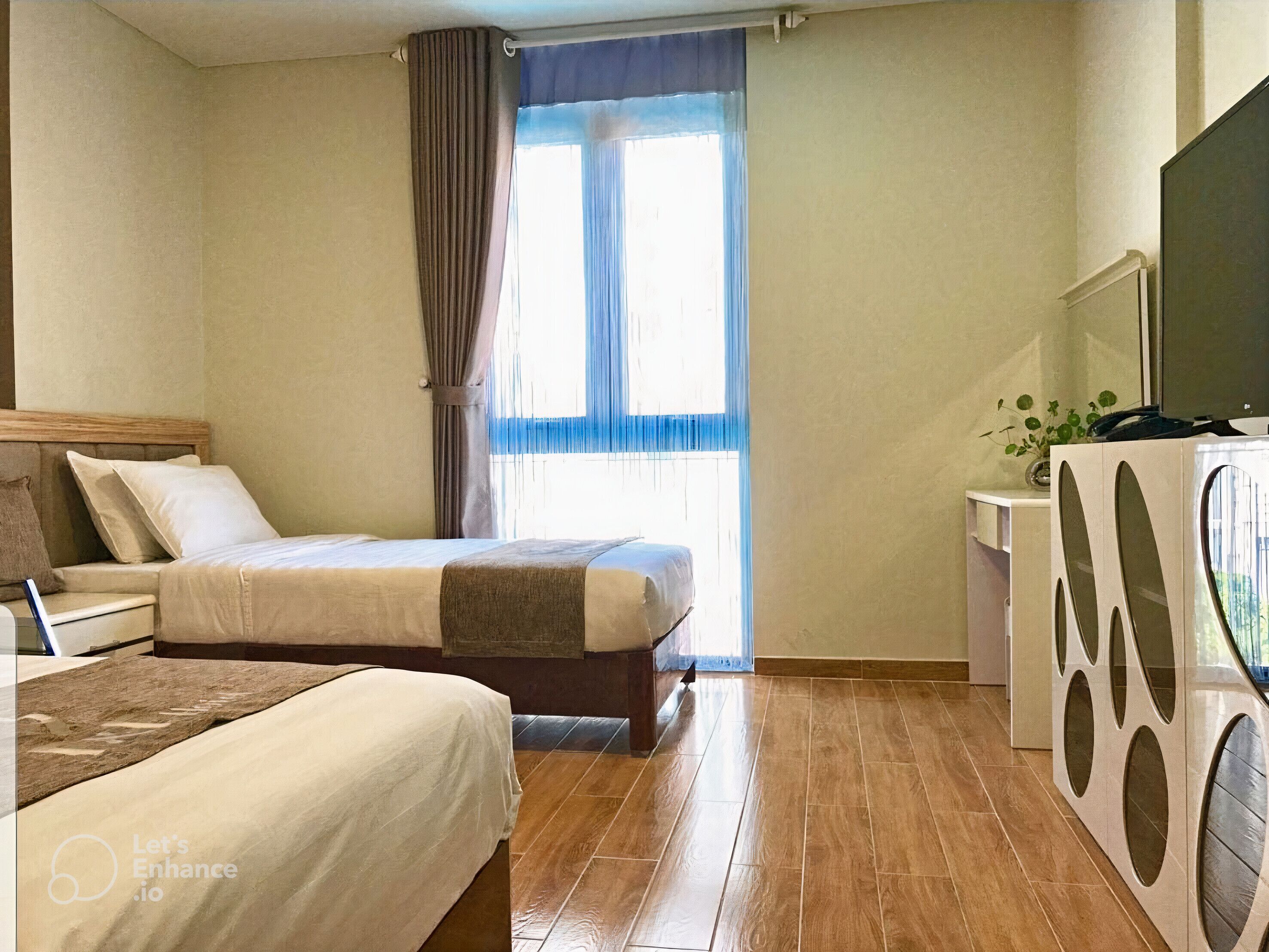 deluxe twin room | minibar, in-room safe, desk, laptop workspace