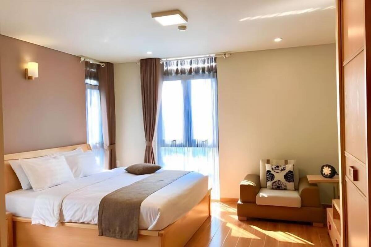 Minibar, caja de seguridad en la habitación y escritorio