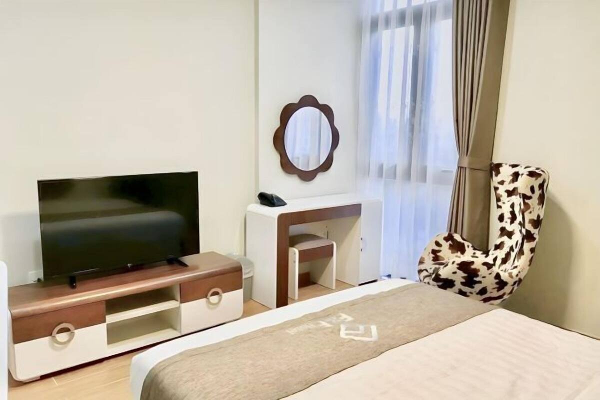 Minibar, caja de seguridad en la habitación y escritorio
