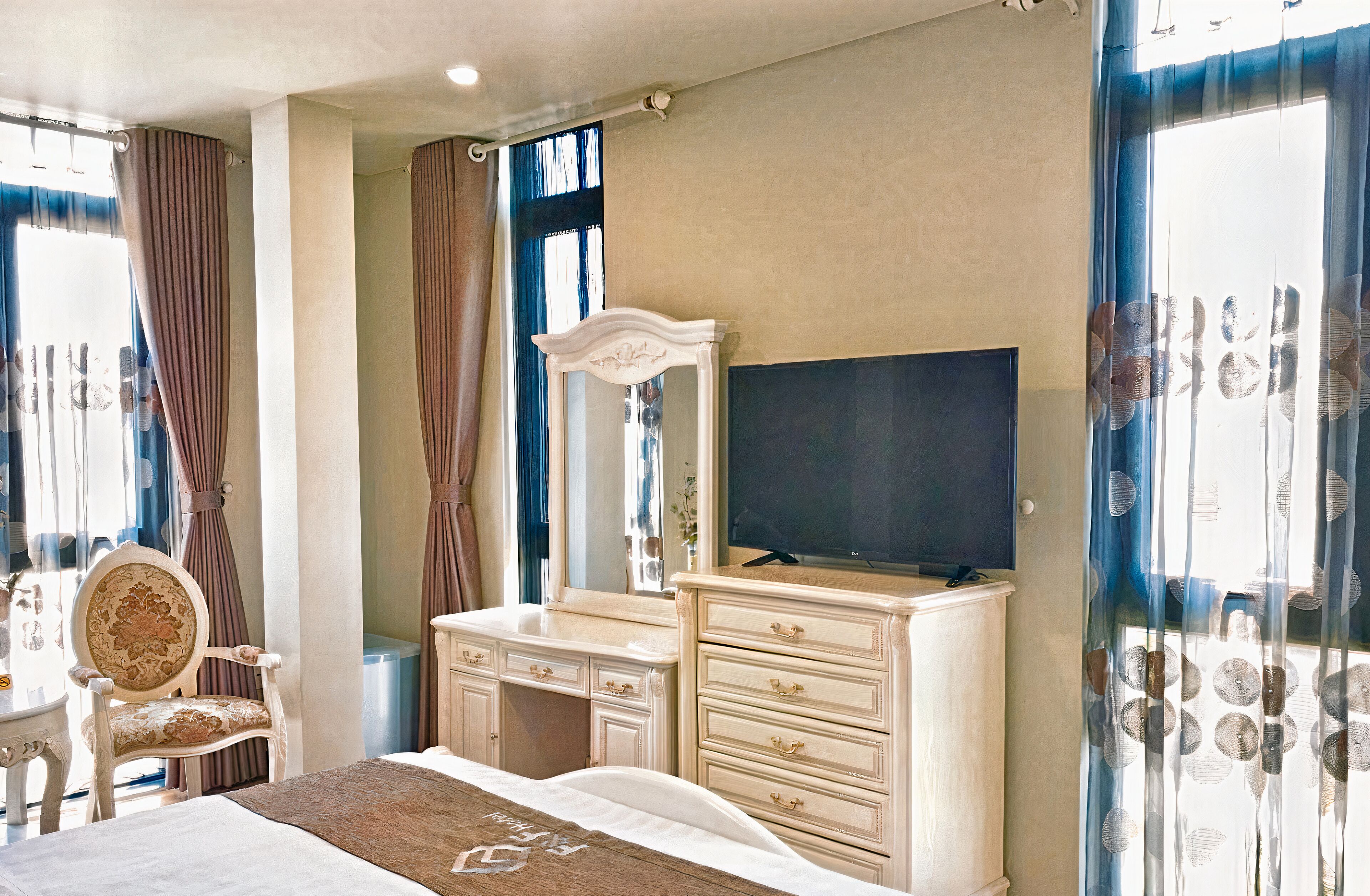deluxe room | minibar, in-room safe, desk, laptop workspace