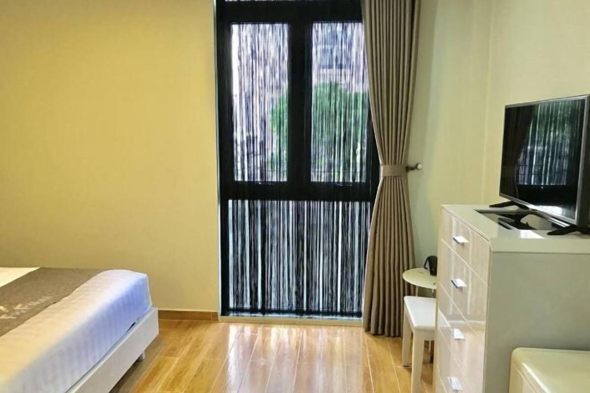 Minibar, caja de seguridad en la habitación y escritorio