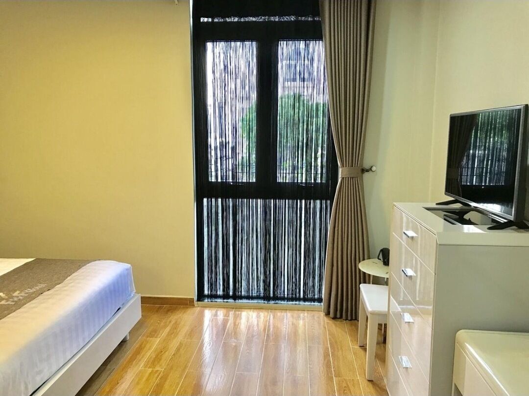 standard room | minibar, in-room safe, desk, laptop workspace