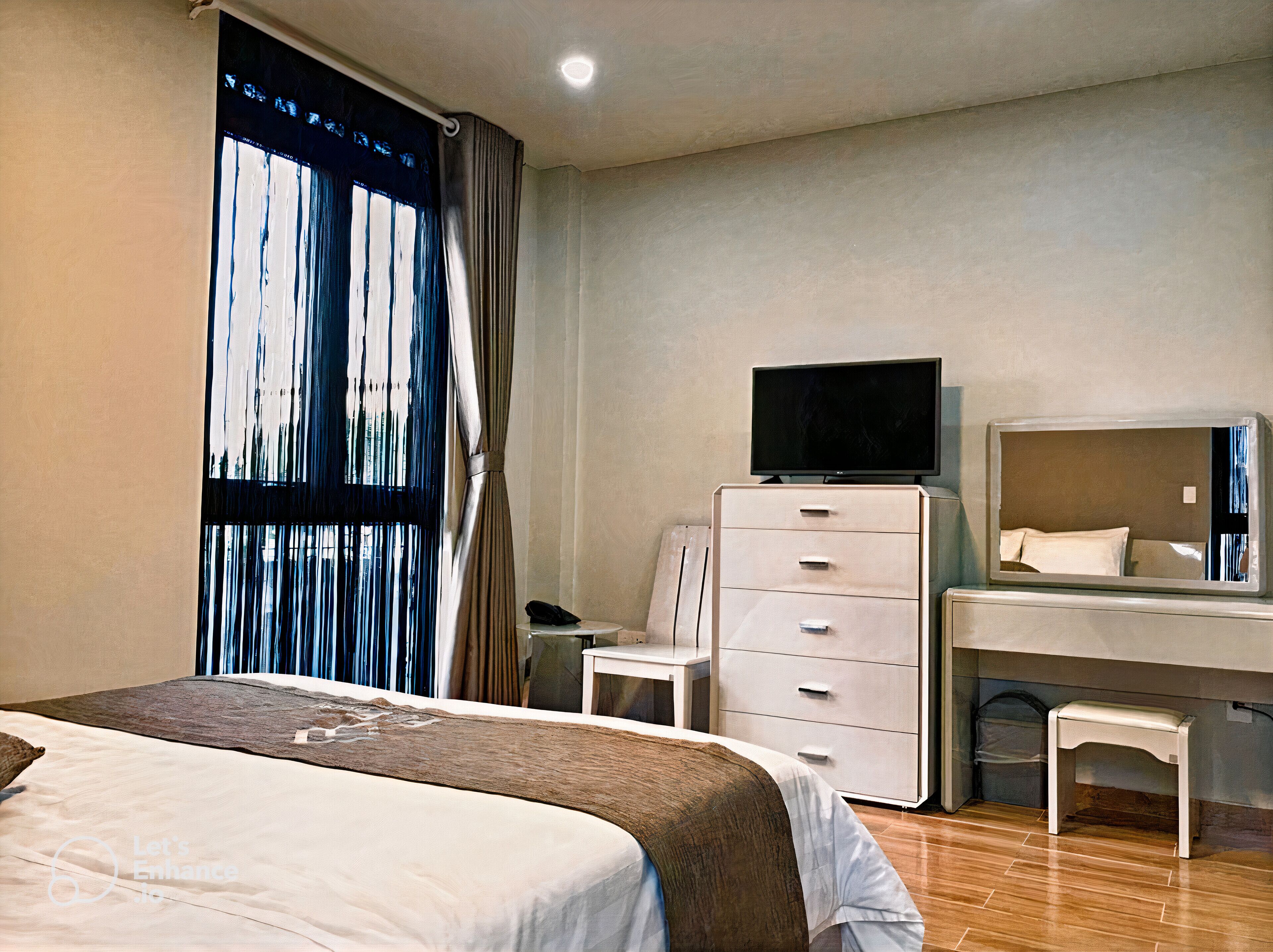 standard room | minibar, in-room safe, desk, laptop workspace