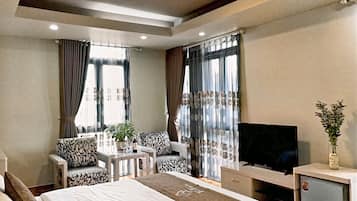 Deluxe Room, Bathtub | Bar mini, peti besi dalam bilik, meja, ruang kerja komputer riba