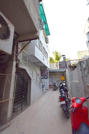 Property grounds - The Lake Palace (Ahmedabad)