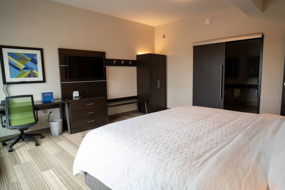 Suite, 1 Bedroom | In-room safe, blackout drapes, iron/ironing board, WiFi (free)