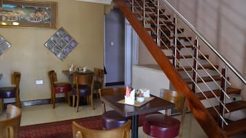 Se ofrece un desayuno inglés (90 BWP por persona)