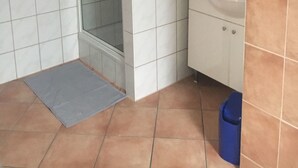 Shower, hair dryer, towels - Giessener Bett 2 (Giessen)