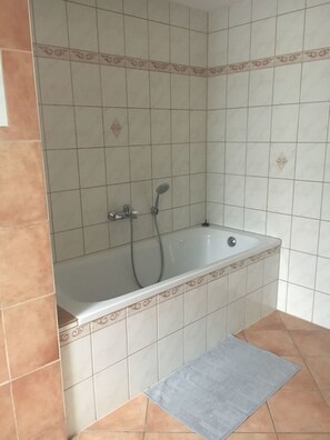 Dusj, hårføner og håndklær