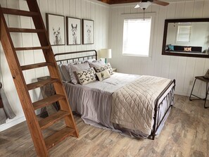 2 bedrooms, iron/ironing board, free WiFi, bed sheets - The Farmhouse @ Spotted Sheep Farms - Close to town & wine (Fredericksburg)