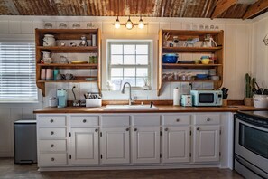 Fridge, microwave, oven, stovetop - The Farmhouse @ Spotted Sheep Farms - Close to town & wine (Fredericksburg)