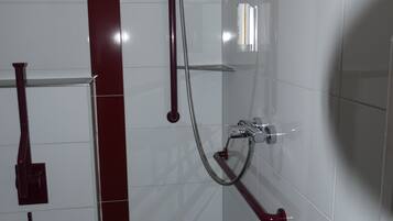 Deluxe Double Room | Bathroom shower