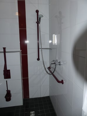 Deluxe-Doppelzimmer | Dusche im Bad