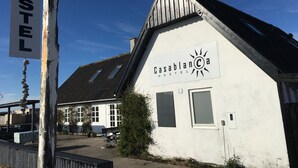 Une auberge de jeunesse appelée «Casablanca», avec une façade blanche et un toit en pente.
