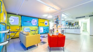 Lobby sitting area - Capsule Inn (Jerusalem)