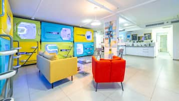 Coin salon dans le hall