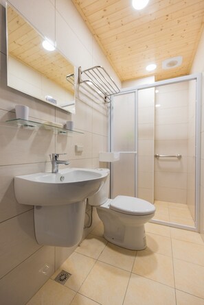 Superior Double Room (203) | Bathroom | Shower, free toiletries, hair dryer, slippers - Jialai Homestay (Magong)