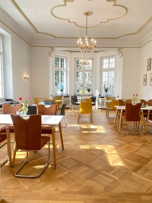 Desayuno buffet diario (EUR 17.50 por persona)