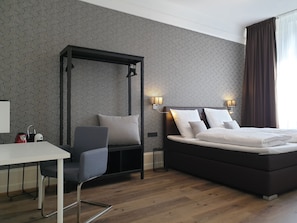 Chambre supérieure double | Literie hypoallergénique, décor unique, bureau