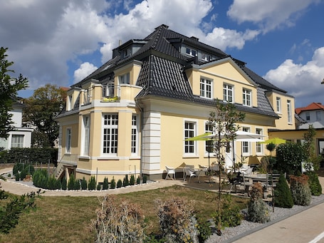 Front of property. Apart M3