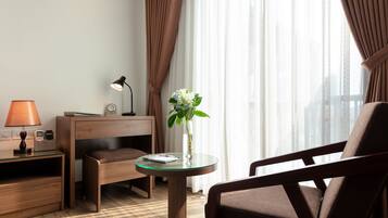 Phòng phong cách cổ điển (Premium with Window) | Trang bị nội thất với thiết kế riêng biệt, bàn