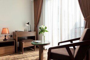 Classic-huone (Premium with Window) | Yksilöllisesti kalustettu, työpöytä