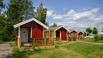 Huisje (Campingstuga) | 1 slaapkamer, geluiddichte muren, een strijkplank/strijkijzer, reisbedje