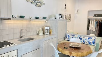 Suite Deluks, 2 kamar tidur, pemandangan laut | Dapur pribadi | Lemari es besar, oven, kompor, dan mesin espresso