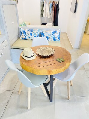 Deluxe-Suite, 2 Schlafzimmer, Meerblick | Wohnbereich | 37-Zoll-Flachbildfernseher mit Kabelempfang, Fernseher, DVD-Player