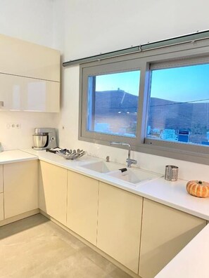 Casa luxo | Cozinha privada | Geladeira, fogão, cooktop, cafeteira/chaleira