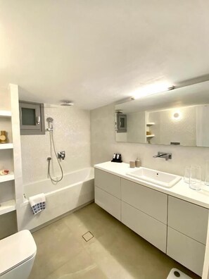 Deluxe-hus | Badeværelse | Bruser, gratis toiletartikler, hårtørrer, badekåber