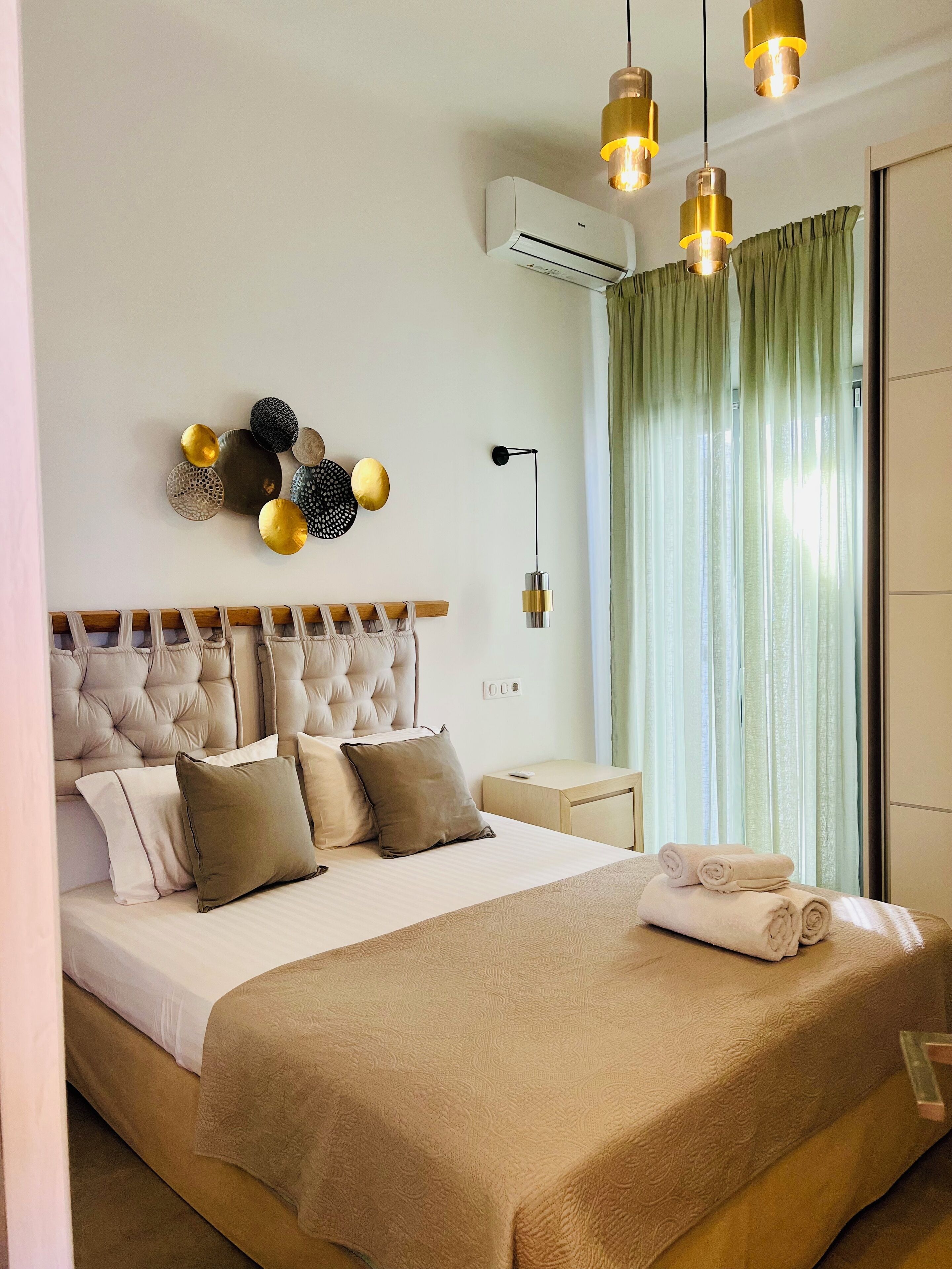 Deluxe House | Premium bedding, individually decorated, individually furnished