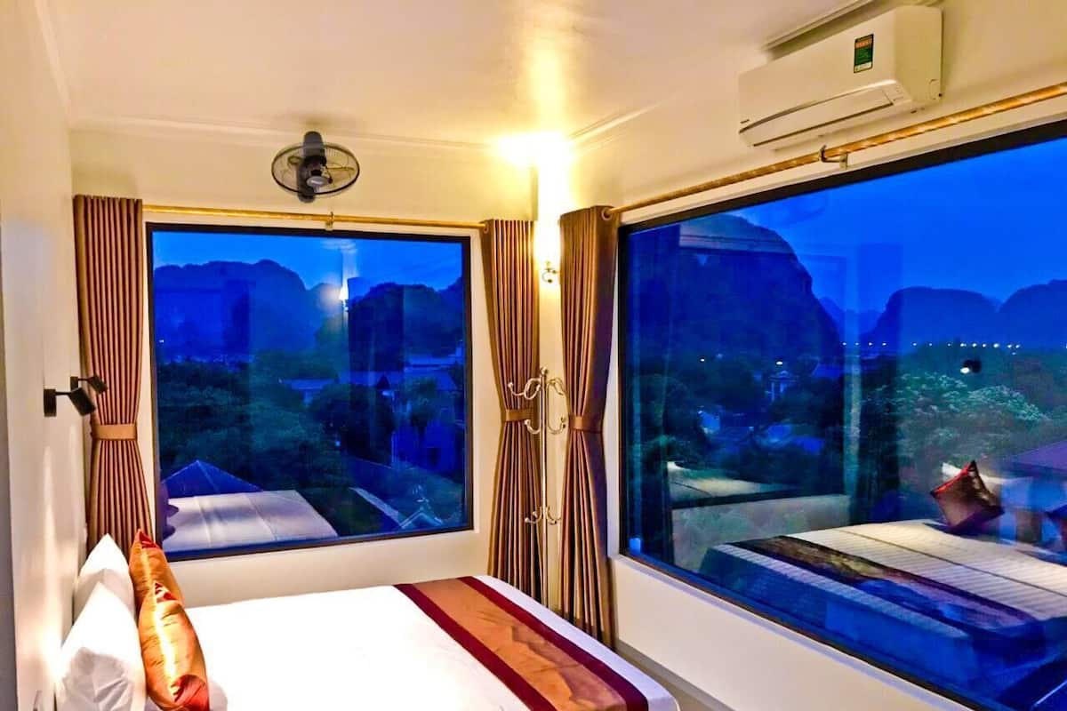Minibar, individually decorated, individually furnished, desk