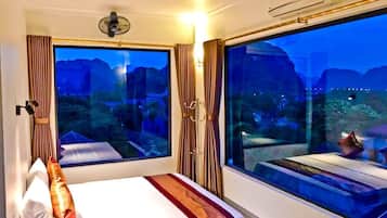 Minibar, individually decorated, individually furnished, desk