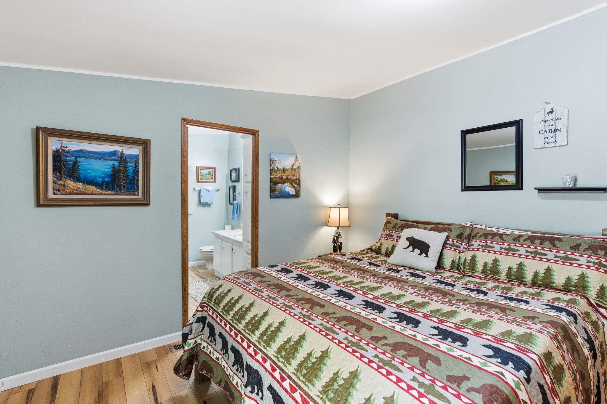 2 bedrooms, iron/ironing board, WiFi