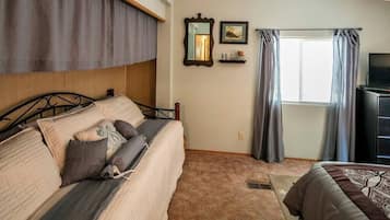 2 bedrooms, iron/ironing board, WiFi