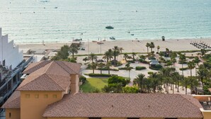 A tennis court with a view of the beach and ocean. - HiGuests - Sadaf 6 (Dubai)