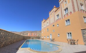 Outdoor pool, sun loungers - Hotel New Mars Dades (Ait Sedrate Jbel El Oulia)