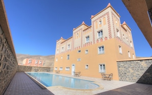 Utendørsbasseng og solsenger